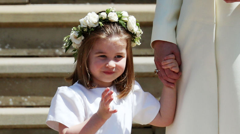 La princesse Charlotte sourit dans une robe blanche