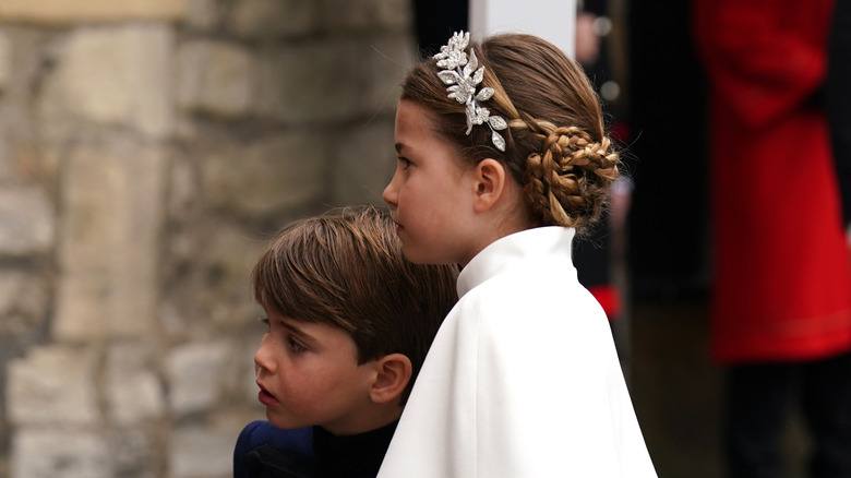 Le prince Louis et la princesse Charlotte debout ensemble