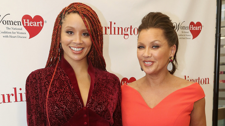 Jillian Hervey rejoint sa maman Vanessa Williams sur le tapis rouge de l'événement Women Heart