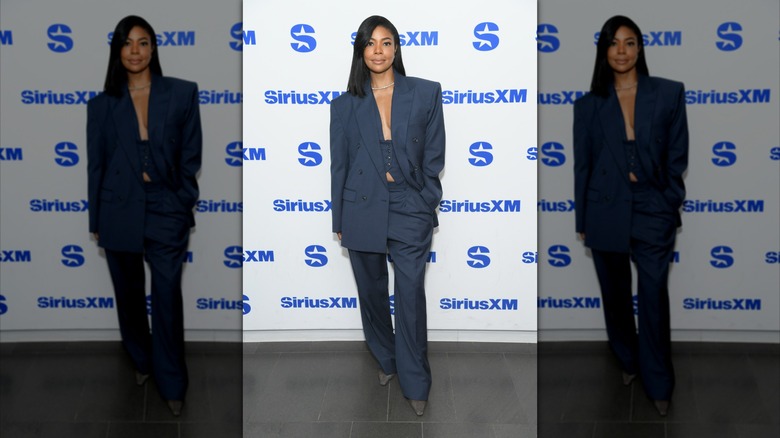 Gabrielle Union pose dans un costume trois pièces bleu