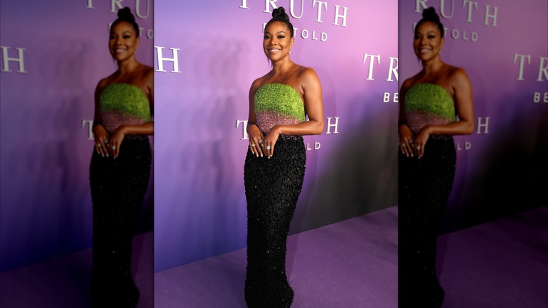 Gabrielle Union dans une robe sans manches verte, rose et noire