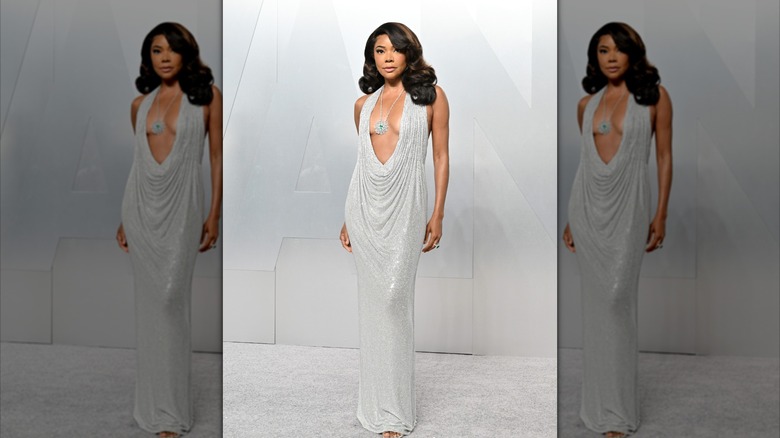 Gabrielle Union dans une robe décolletée argentée