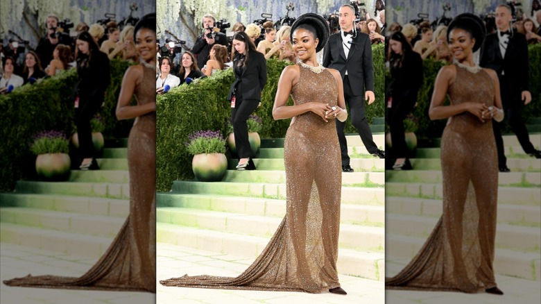 Gabrielle Union sourit dans une robe marron pailletée