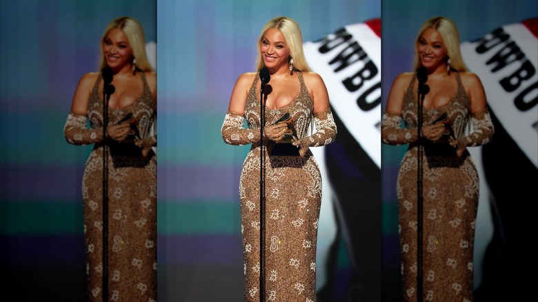 Beyoncé accepte un prix aux Grammys 2025