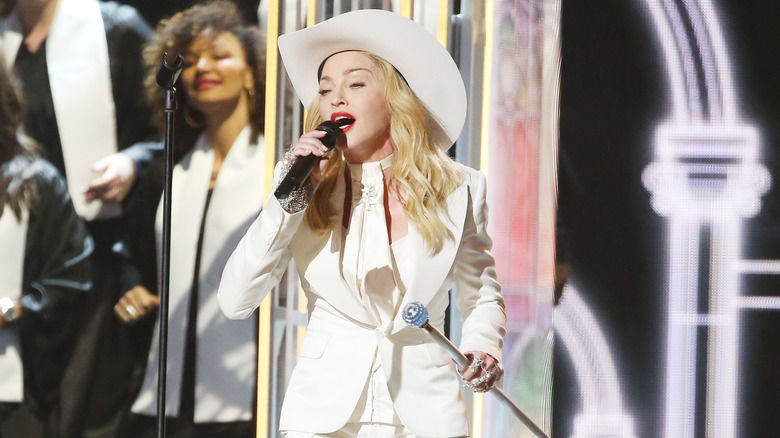 Madonna porte un costume blanc et un chapeau de cowboy aux Grammy Awards 2014