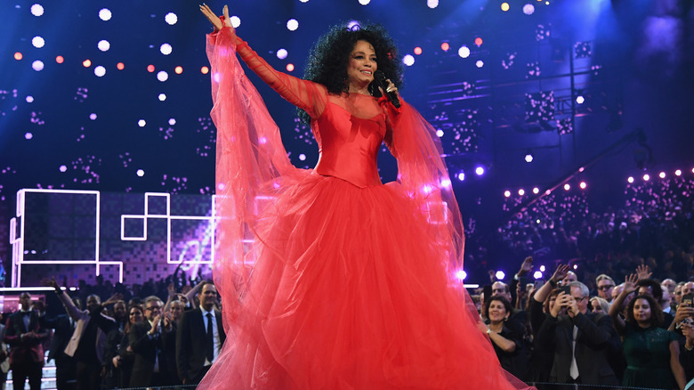 Diana Ross porte une robe rouge superposée aux Grammy Awards 2019