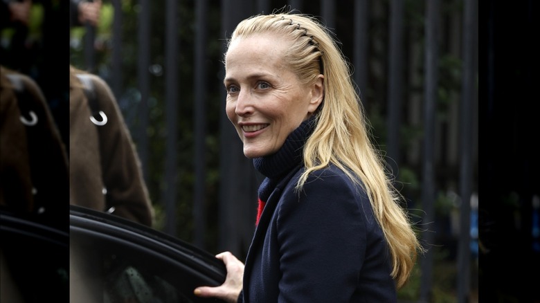 Gillian Anderson quitte le défilé Miu Miu FW 26/27.