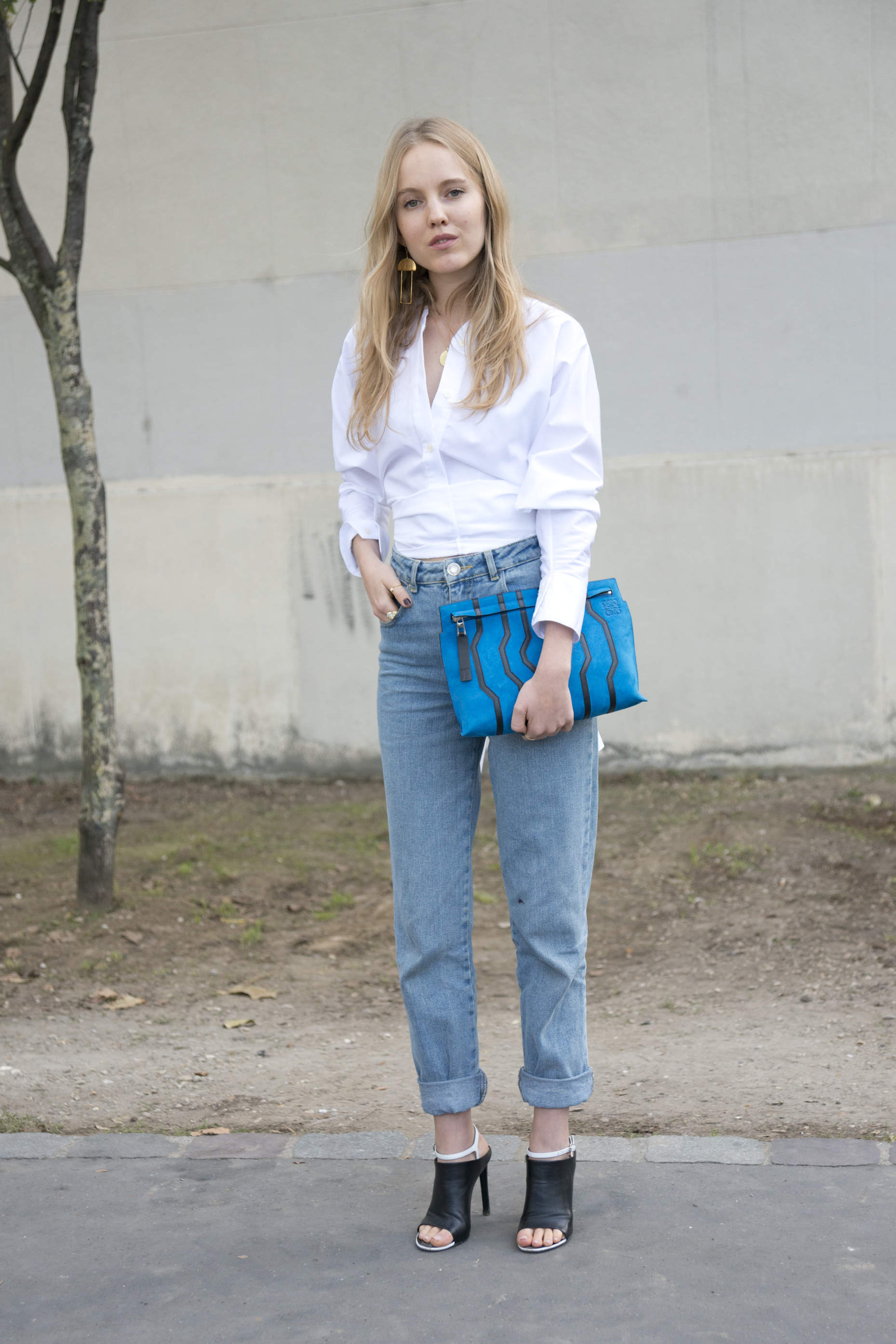 Le styliste Alex Carl en jean et chemise blanche.