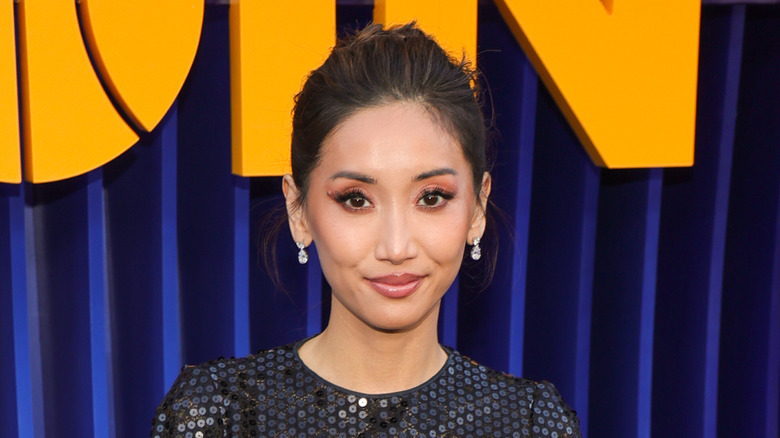 Brenda Song dans une robe à paillettes