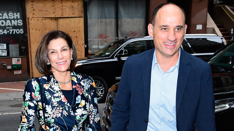 Hilary Farr portant une veste à imprimé botanique et David Visentin marchant ensemble à New York.
