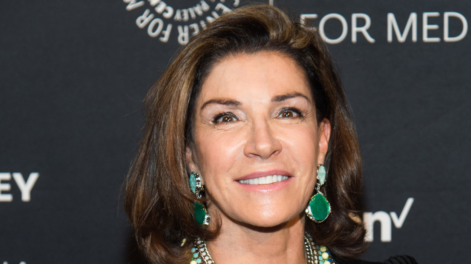 « You Face It » : les conseils essentiels d'Hilary Farr pour les femmes après son parcours contre le cancer du sein
