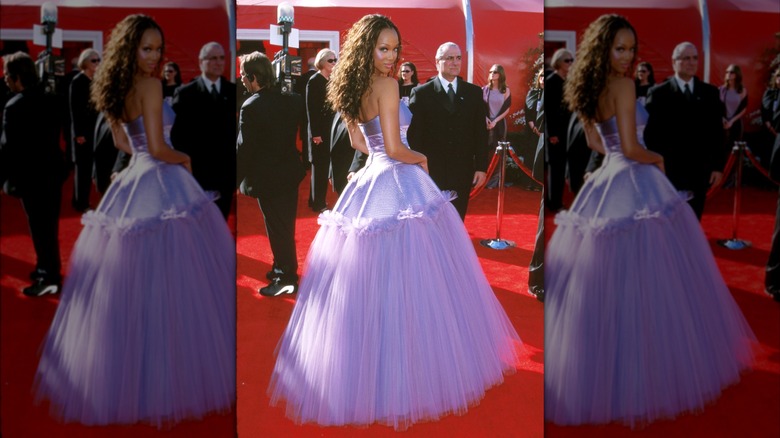 Tyra Banks sur le tapis rouge vêtue d'une robe lavande Vera Wang lors des Oscars 2000.