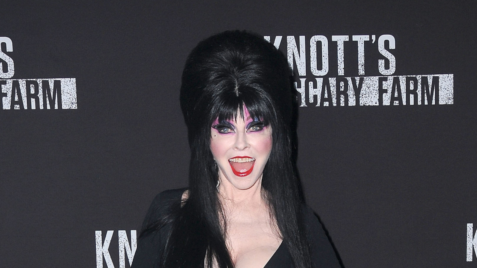 La star des années 80, Elvira, a l'air si différente sans ses cheveux et son maquillage emblématiques