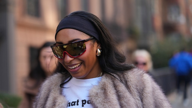 Une femme portant un bandeau et des lunettes de soleil