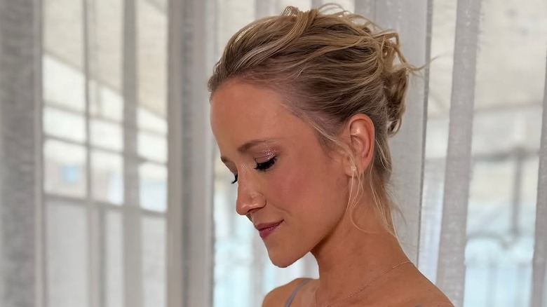 Jessy Schram pose les yeux fermés pour montrer son look