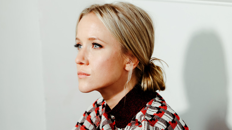 Jessy Schram assise et regardant à travers la pièce