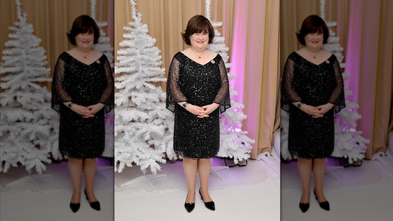 Susan Boyle sourit dans une robe noire à sequins