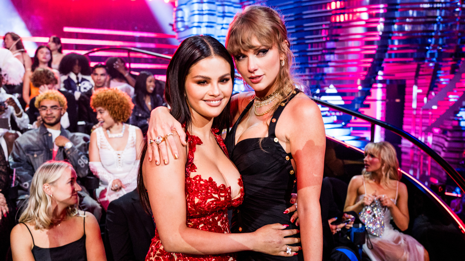 Selena Gomez a fait un clin d'œil sournois à ses propres noces avec une robe dorée au mariage de Taylor Swift