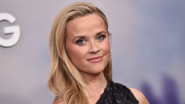 Reese Witherspoon sourit en se séparant sur le côté