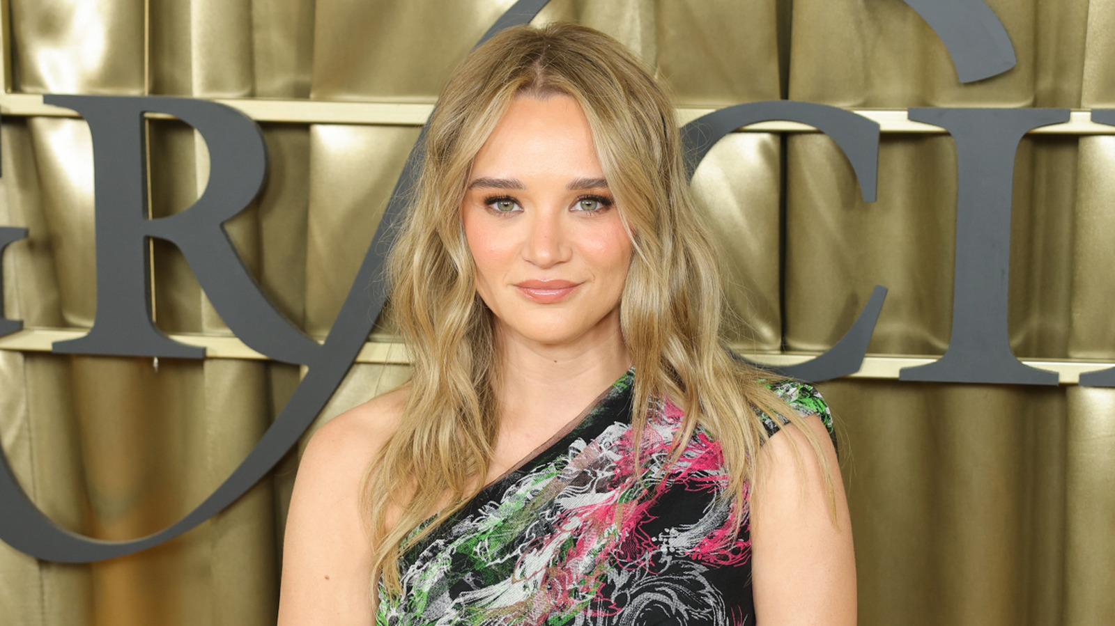 La robe de mariée non conventionnelle de Soap Opera Star Hunter King correspondait à son thème amusant