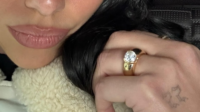 Dua Lipa a posté ce selfie dans un manteau d'hiver chaud et blanc sur son Instagram en février 2025.