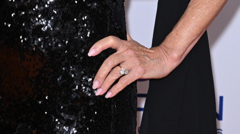 Jane Seymour et John Zambetti posent en noir lors du 33e gala annuel Race to Erase MS à Los Angeles en juin 2026.
