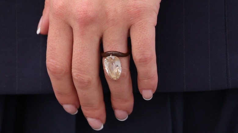 Scarlett Johansson porte sa bague de fiançailles au 