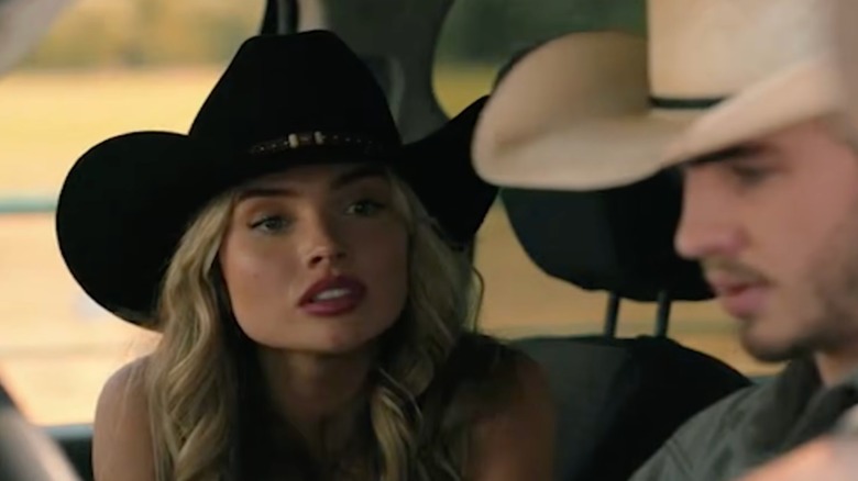 Oreana Jackson portant un chapeau de cowboy noir et du rouge à lèvres dans une scène de 