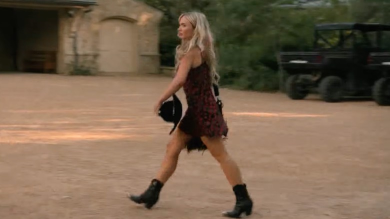 Oreana Jackson se promène vêtue d'une mini-robe à fleurs et de bottes de cowboy dans une scène de 