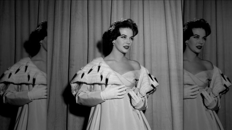 Natalie Wood assiste à la 29ème cérémonie des Oscars à Los Angeles en 1957