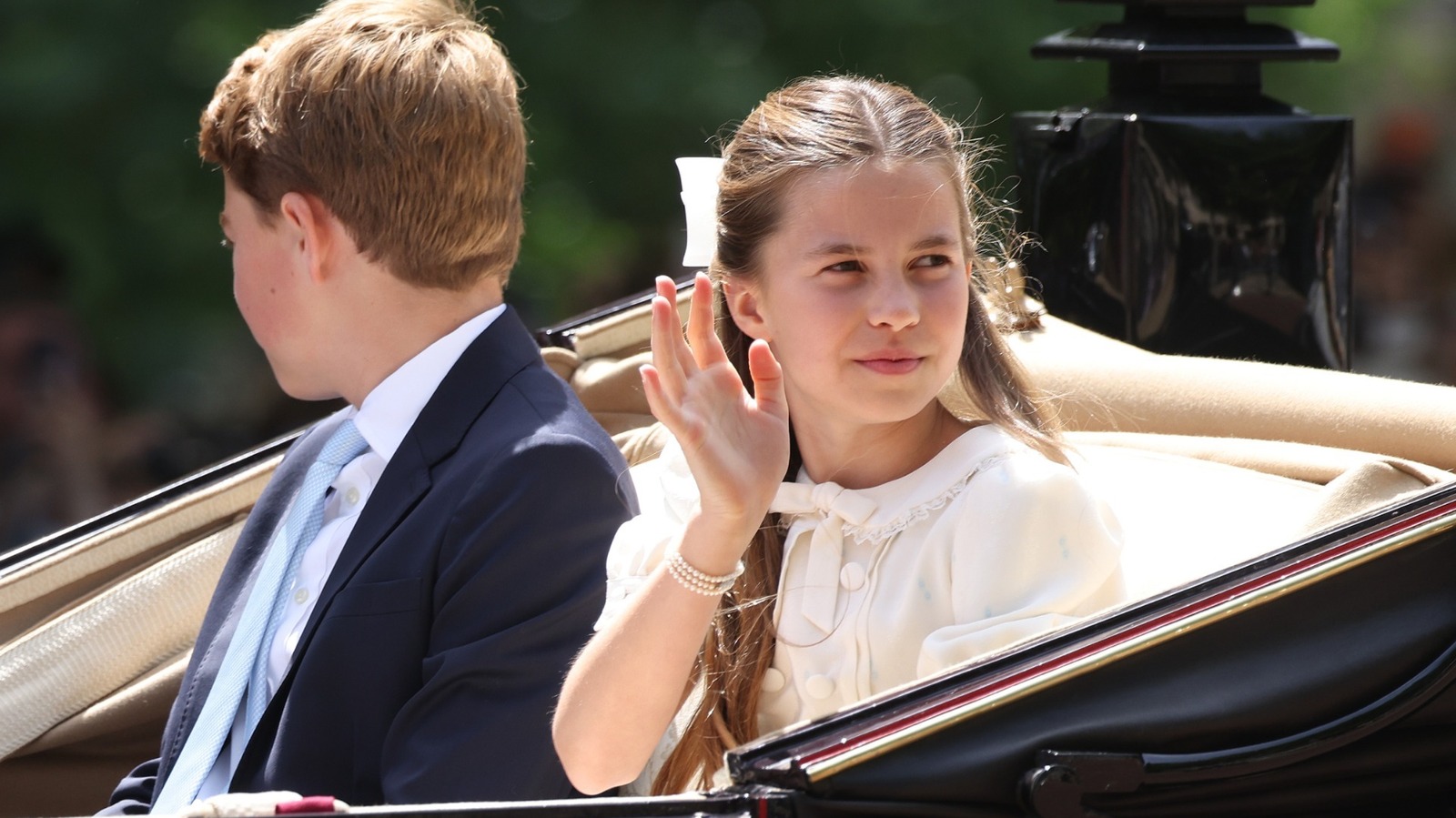 La princesse Charlotte, 11 ans, montre son style britannique preppy avec un jean évasé