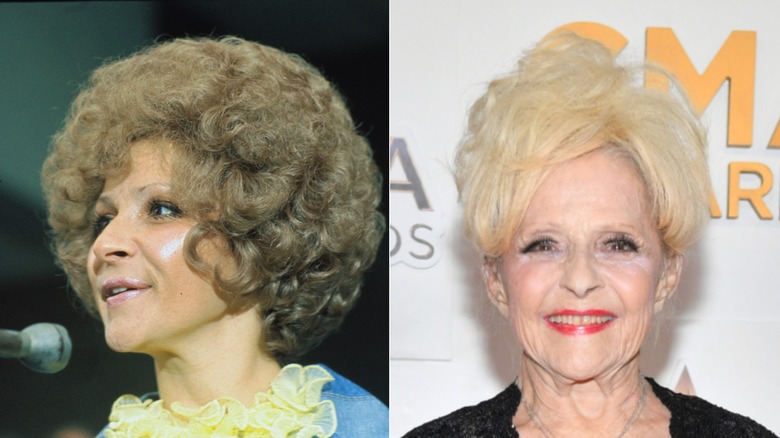 Brenda Lee avec une coiffure bouclée dans les années 70 à gauche et avec des cheveux blonds légèrement taquinés en 2023 à droite.