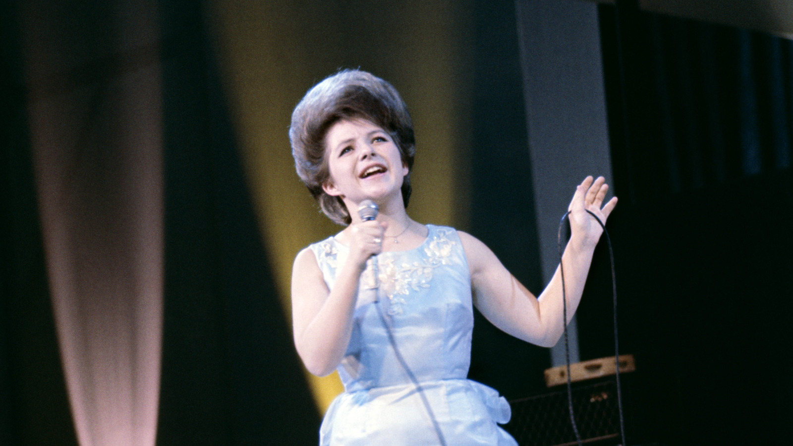 La chanteuse des années 50 Brenda Lee a essayé de nombreuses tendances capillaires différentes, mais elle garde toujours cette seule chose