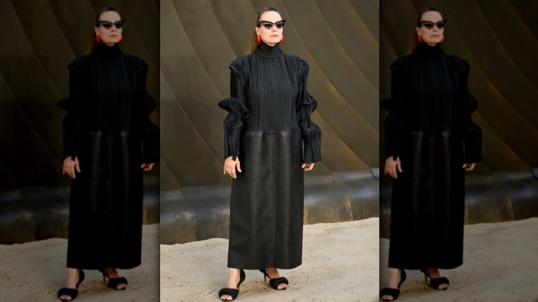 Samantha Morton posant dans une robe noire de Bottega Veneta