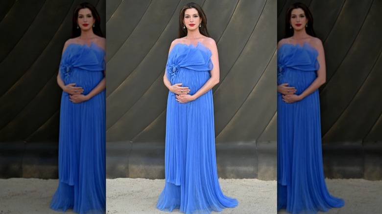 Anne Hathaway dans une robe d'inspiration grecque lors de la première de l'Odyssée
