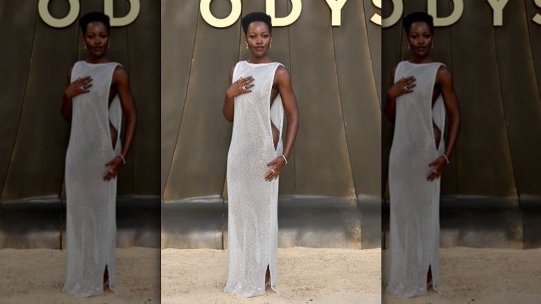 Lupita Nyong'o dans une robe argentée lors de la première mondiale de L'Odyssée