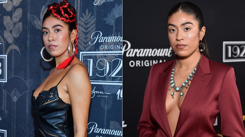 Photos côte à côte d'Aminah Nieves sur le tapis rouge, vêtue d'une robe noire avec un ruban rouge dans ses tresses à gauche et portant une veste rouge avec un collier tendance à droite.