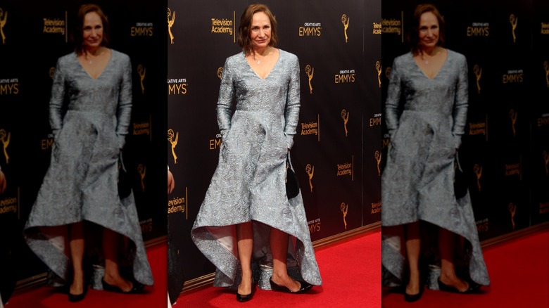 Laurie Metcalf dans une robe argentée