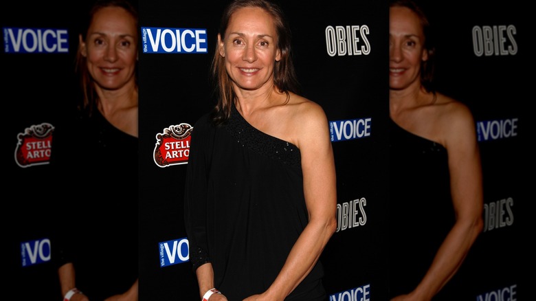 Laurie Metcalf portant un haut asymétrique en 2010