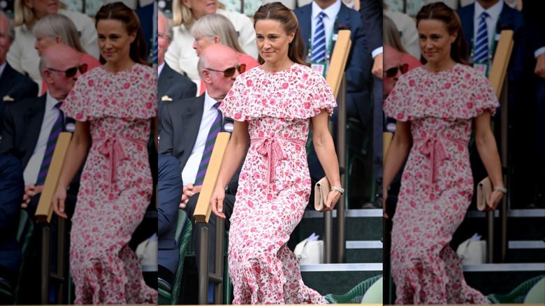 Pippa Middleton portant une robe à fleurs rose tenant une pochette beige à Wimbledon en 2024.