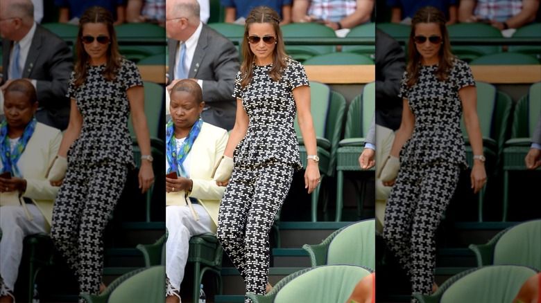 Pippa Middleton portant un haut à basque à motif noir et blanc et un pantalon assorti à Wimbledon en 2015.