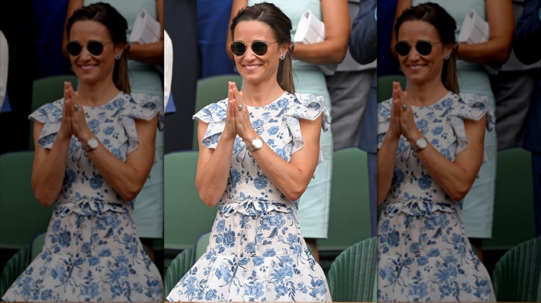 Pippa Middleton portant une robe à fleurs bleue et blanche à Wimbledon en 2019.