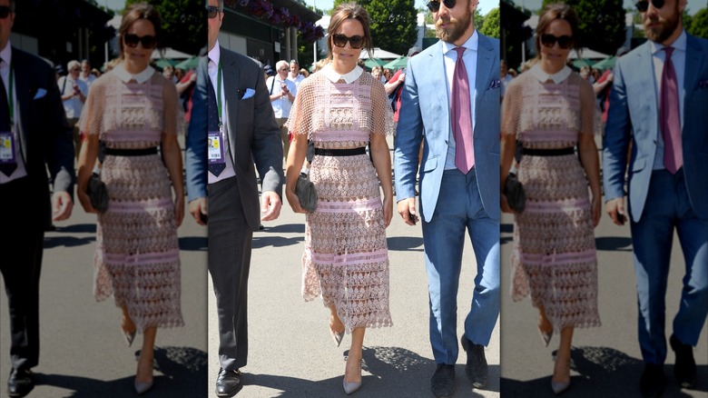 Pippa Middleton portant une robe en tricot rose et des lunettes de soleil tenant une pochette grise en marchant à Wimbledon en 2017.