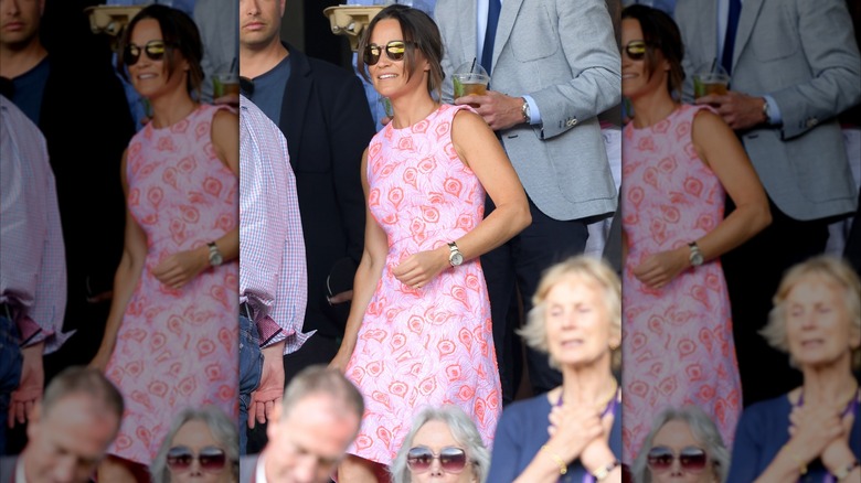 Pippa Middleton portant une robe rose à imprimé plumes de paon et des lunettes de soleil à Wimbledon en 2016.
