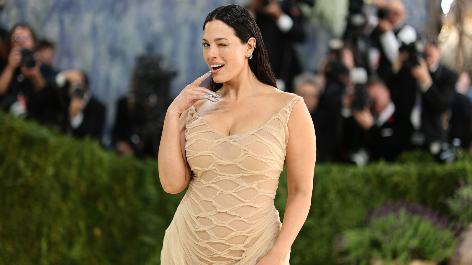 Ashley Graham travaille toujours pour « apprendre à connaître » son nouveau corps après avoir eu des enfants