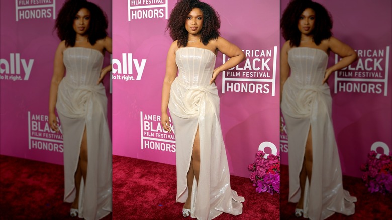 Jennifer Hudson porte une robe blanche