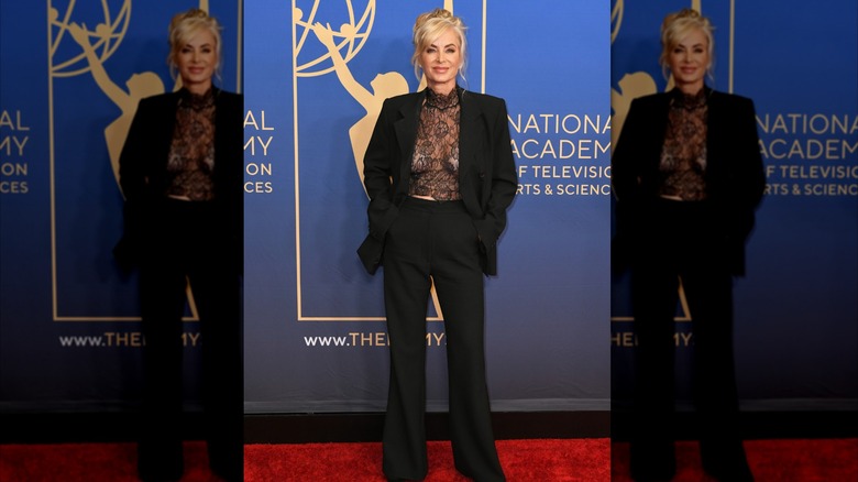 Eileen Davidson porte un haut noir transparent