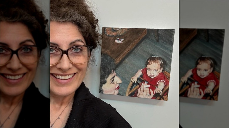 Lisa Edelstein pose devant une œuvre d'art en juin 2025