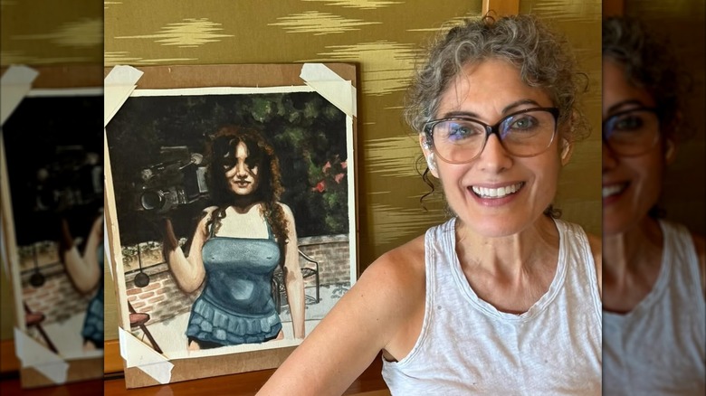 Lisa Edelstein pose avec son art en août 2025