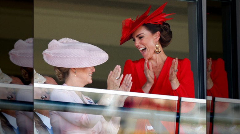 Sophie, duchesse d'Édimbourg et Catherine, princesse de Galles applaudissent lors du quatrième jour du Royal Ascot 2023 à Ascot, en Angleterre, en juin 2023.